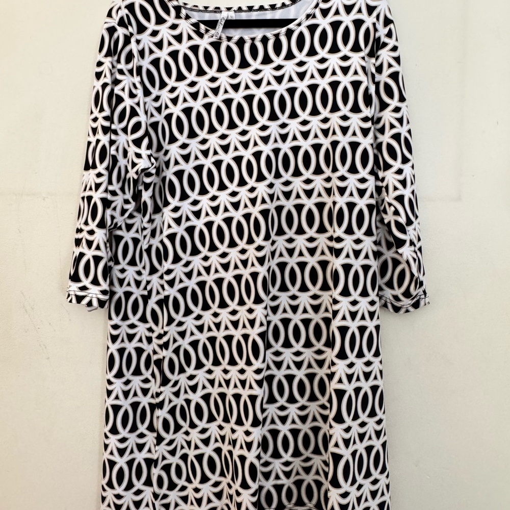 Lulu-B Black and White Geometric Long Sleeve Dress